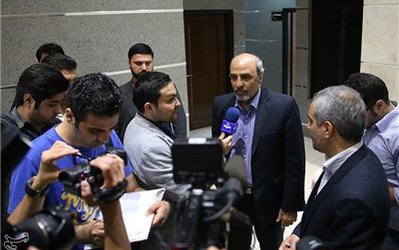 حضور گودرزی، آیت‌اللهی و هواداران پرچم به دست