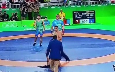 سوژه روز | لخت شدن مربیان مغولی در اعتراض به ناداوری در کشتی!