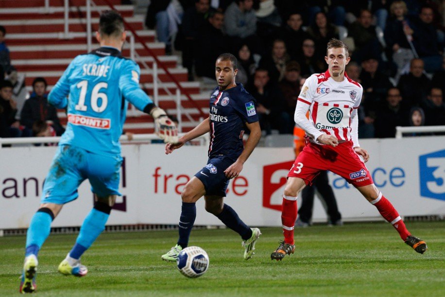 AJACCIO - PSG lucas moura action.jpg