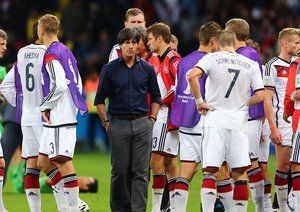 یواخیم لو|عکس العمل یواخیم لو ، سرمربی تیم ملی آلمان در جریان بازی مقابل الجزایر.