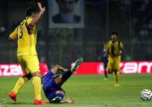 برخورد بازیکن نفت با حریف|نفت م سلیمان 0-2 استقلال/ لیگ برتر