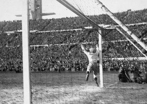 جام جهانی 1930|دروازه بان آرژانتین، خوان بوتاسو دروازه اش توسط ویکتوریانو ایریارته (در عکس دیده نمی شود) باز می شود. ایریارته گل سوم اروگوئه را در فینال جام جهانی 1930 در ورزشگاه سنتناریوی مونته ویدئو در تاریخ 30 جولای 1930 به ثمر می رساند. اروگوئه 4-2 به پیروزی دست یافت.