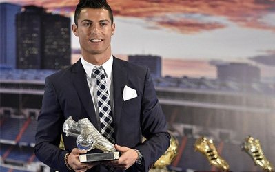 گزارش تصویری | رونالدو هدیه ویژه‌اش را از رئیس کهکشانی‌ها گرفت