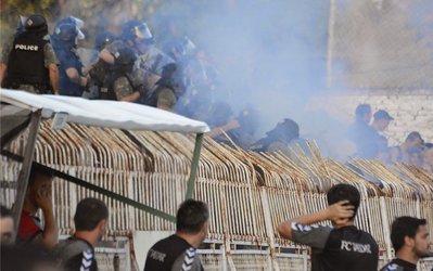 گزارش تصویری | نارنجک پلیس دست هوادار فوتبال را قطع کرد