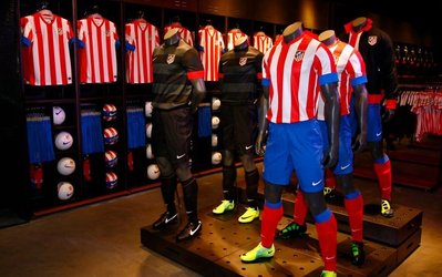 برای اولین بار در تاریخ فوتبال رخ داد / تبلیغ باشگاه اتلتیکو مادرید روی جوراب