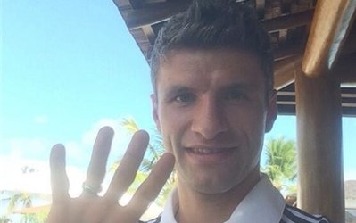 نشان دادن عدد ۵ به علامت تمدید قرارداد/ مولر: از امضای قرارداد جدید با بایرن خوشحالم + تصویر