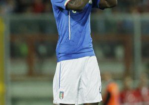 ماریو باروواه بالوتلی|سوپر ماریو در حال جواب دادن به احساسات هواداران ایتالیا.