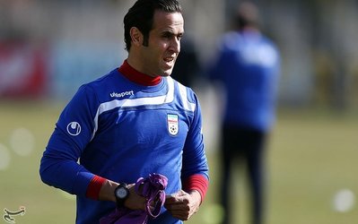 تبریک تلفنی علی کریمی به تونی اولیویرا در حین نشست خبری