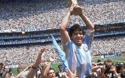 به بهانه ٥٤ ساله شدن مارادونا /  مردی چنین میانه میدانم آرزوست