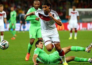 سامی خدیرا - عِیسی ماندی|کنترل توپ سامی خدیرا در مقابل بازیکن الجزایر ، عِیسی ماندی.