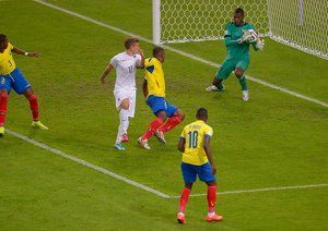 الکساندر دومینگز|سیو قشنگ توسط الکساندر دومینگز ، گلر اکوادور .