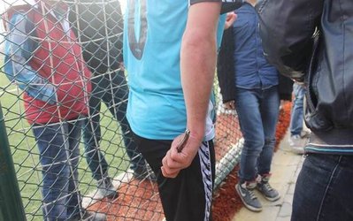 اعتراض بازیکن فوتبال به داور با چاقو!