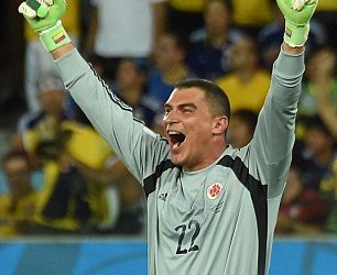 دروازه‌بان کلمبیا پیرترین بازیکن ادوار جام جهانی شد /  قیام به احترام موندراگون