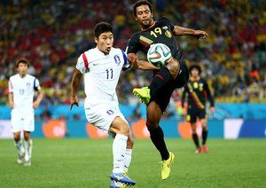 موسی دِمبِله|تقابل موسی دِمبِله ، بازیکن تیم ملی بلژیک بازیکن کره بر سر گرفتن توپ.