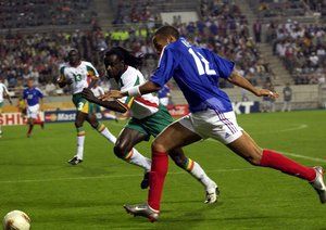 جام جهانی 2002|تیری آنری از فرانسه با مقاومت فردیناند کولی از سنگال مواجه می شود.