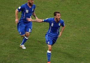 کلودیو ماركيزيو - دانیله د روسی|شادمانی مارکیزیو بعد از باز کردن دروازه جو هارت دروازه بان تیم انگلستان.