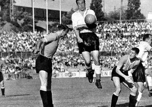 جام جهانی 1954|مهاجم تیم ملی انگلستان، نات لوفتهاوس، در برابر ضربه ی سر خوان شیافینو از تیم ملی اروگوئه، در جام جهانی 1954، به آسمان می پرد.