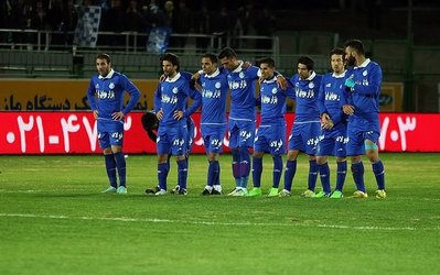 جام حذفی | مدیررسانه‌ای استقلال: پرواز یک ساعت به تاخیر افتاد؛ چرا بازیکنان هم اکنون از رختکن خارج شوند؟!