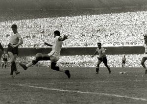 جام جهانی 1950|خوان آلبرتو شیافینو از تیم ملی اروگوئه، با پشت سر گذاشتن یوونال، مدافع برزیل، به سمت دروازه برزیل شوت می زند تا گل تساوی بخش اروگوئه به ثمر برسد. فینال جام جهانی 1950.