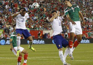 برونو ادواردو ریگوف آلوٍز|تلاش برونو آلوز در هوا برای بسته نگه داشتن دروازه.