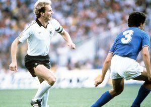 جام جهانی 1982|کارل هاینتس رومنیگه از آلمان غربی و جوزپه برگومی از تیم ملی ایتالیا ، حین مصاف تیم های خود توپ را نظاره می کنند.