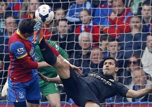 سرخیو اگیرو|ضزبه آکروباتیک اگیرو روی دروازه کریستال پالاس