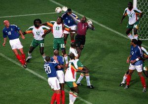 جام جهانی 2002|جام جهانی 2002، گروه A، سئول، کره جنوبی، 31 می 2002، فرانسه 0 – سنگال 1، یک نمای کلی از دفع توپ توسط دروازه بان سنگال، تونی سیلوا، که به هوا پریده است.