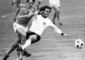 جام جهانی 1974|مونیخ، 7 جولای 1974، تیم های ملی، جام جهانی 1974 آلمان، آلمان 2 – هلند 1، یوهان کرایف از هلند در برابر وولفگانگ اووراث از آلمان.