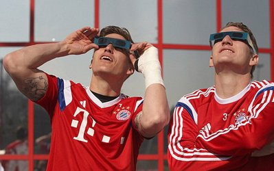 تصاویر روز | بازیکنان بایرن مونیخ در حال تماشای خورشید گرفتگی