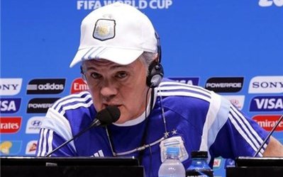 دفاع سرمربی آرژانتین از داوران