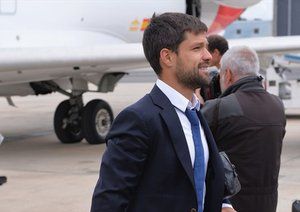 دیگو|دیگو از باشگاه اتلتیکو ماردید همراه با سایر هم تیمی ها برای دیدار در فینال لیگ قهرمانان اروپا برابر رئال مادرید، در فرودگاه شهر لیسبون از هواپیما پیاده می شود.