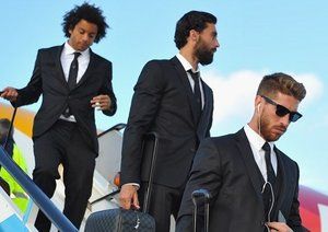 مارسلو|مارسلو، آلوارو و سرخیو راموس از باشگاه رئال مادرید همراه با سایر هم تیمی های خود برای دیدار فینال لیگ قهرمانان اروپا برابر اتلتیکو مادرید، در فرودگاه لیسبون از هواپیما پیاده می شوند.