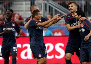 المپیاکوس|شادی بازیکنان المپیاکو بعد از باز کردن درواره میلان.