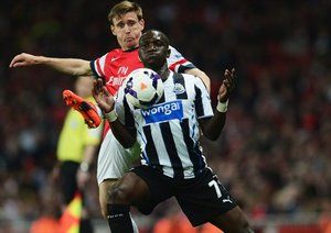 آرون رمزی - موسی سیسوکو|درگیری سیسوکو و ارون رمزی بر سر گرفتن توپ