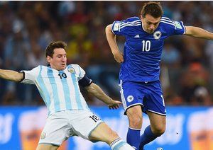 لیونل آندره مسی|تلاش لیونل مسی برای متوقف کردن بازیکن بوسنی ، میسیمویچ .