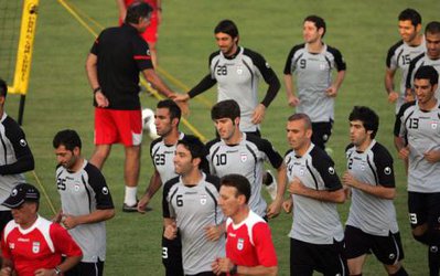 خوش وبش نکونام با هوادار معلول/ پنالتی از دست رفته کاپیتان پرسپولیس مقابل دروازه‌بان استقلال