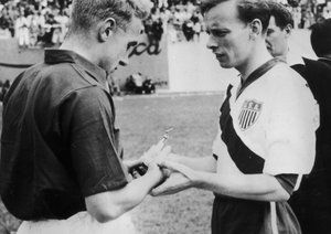 جام جهانی 1950|کاپیتان انگلستان، بیلی رایت و کاپیتان آمریکا، اد مکیلونی، پیش از دیدار تیم های خود در جام جهانی 1950 سوغاتی به رسم یادبود با هم مبادله می کنند.