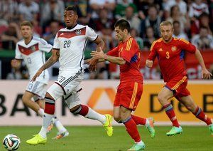 جرومی بواتِنگ|تلاش جرمی بواتنگ مدفع تیم ملی آلمان برای بسته نگه داشتن دروازه تیمشان.