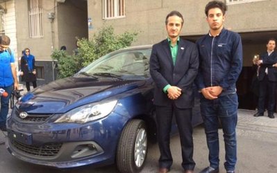 برنده خوش شانس پرسپولیس - تراکتور، خودرواش را دریافت کرد