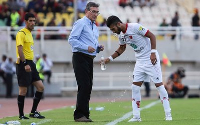 برانكو: بیرون زمین زلزله هستیم داخل زمین پس‌لرزه / براي بازيكنی‌ كه زير توپ می‌‌زند، دست نمی‌‌زنم!