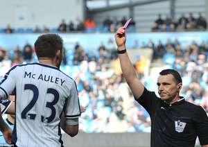 دریافت کارت توسط بازیکن وست برومویچ