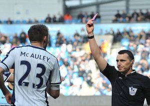 دریافت کارت توسط بازیکن وست برومویچ|منچستر سیتی 3 - 0 وست برومویچ / لیگ جزیره