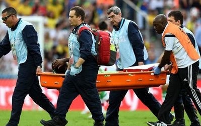 پاسخ فیفا به سئوال دوستداران فوتبال در مورد استفاده از برانکاردهای پلاستیکی