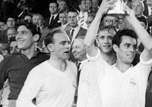 فینال لیگ قهرمانان اروپا 1959|خوزه سانتاماریا، جام قهرمانی لیگ قهرمانان اروپا 1959 را پس از پیروزی 2-0 برابر رم در هوا بلند می کند.