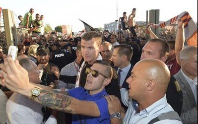 تصاویر روز | استقبال پرشور هواداران رم از ژکو برای عقد قرارداد با جالوروسی