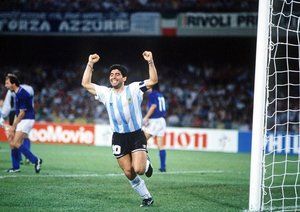 جام جهانی 1990|نیمه نهایی جام جهانی 1990 ایتالیا، ایتالیا 1- آرژانتین 1 (آرژانتین 3-2 در ضربات پنالتی به پیروزی رسید)، مارادونا به ثمر رساندن گل تساوی بخش توسط کلودیو کانیجیا را جشن می گیرد. بازی به وقت های اضافه کشیده شد.