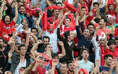 جاشیه‌های تراکتور - پرسپولیس | اعتراض عجیب تراکتوری‌ها به گوینده ورزشگاه/پرسپولیس «پیروزی» شد!