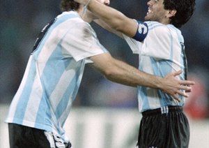 جام جهانی 1990|30 جولای 1990 در ناپل، اسکار روجری از آرژانتین (چپ) و دیگو مارادونا پیروزی تیم خود را جشن می گیرند. آرژانتین در نیمه نهایی جام جهانی پس از ضربات پنالتی 4-3 به پیروزی رسید.