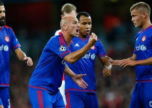 استبان کامبیاسو|آرسنال 2 - 3 المپیاکوس / لیگ قهرمانان