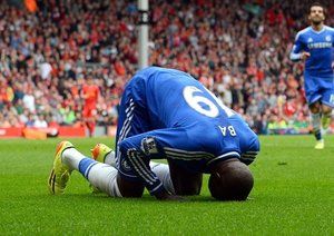 امبا با|شادی زیبای با مهاجم مسلمان چلسی بعد از به ثمر رساندن گل اول تیمش.